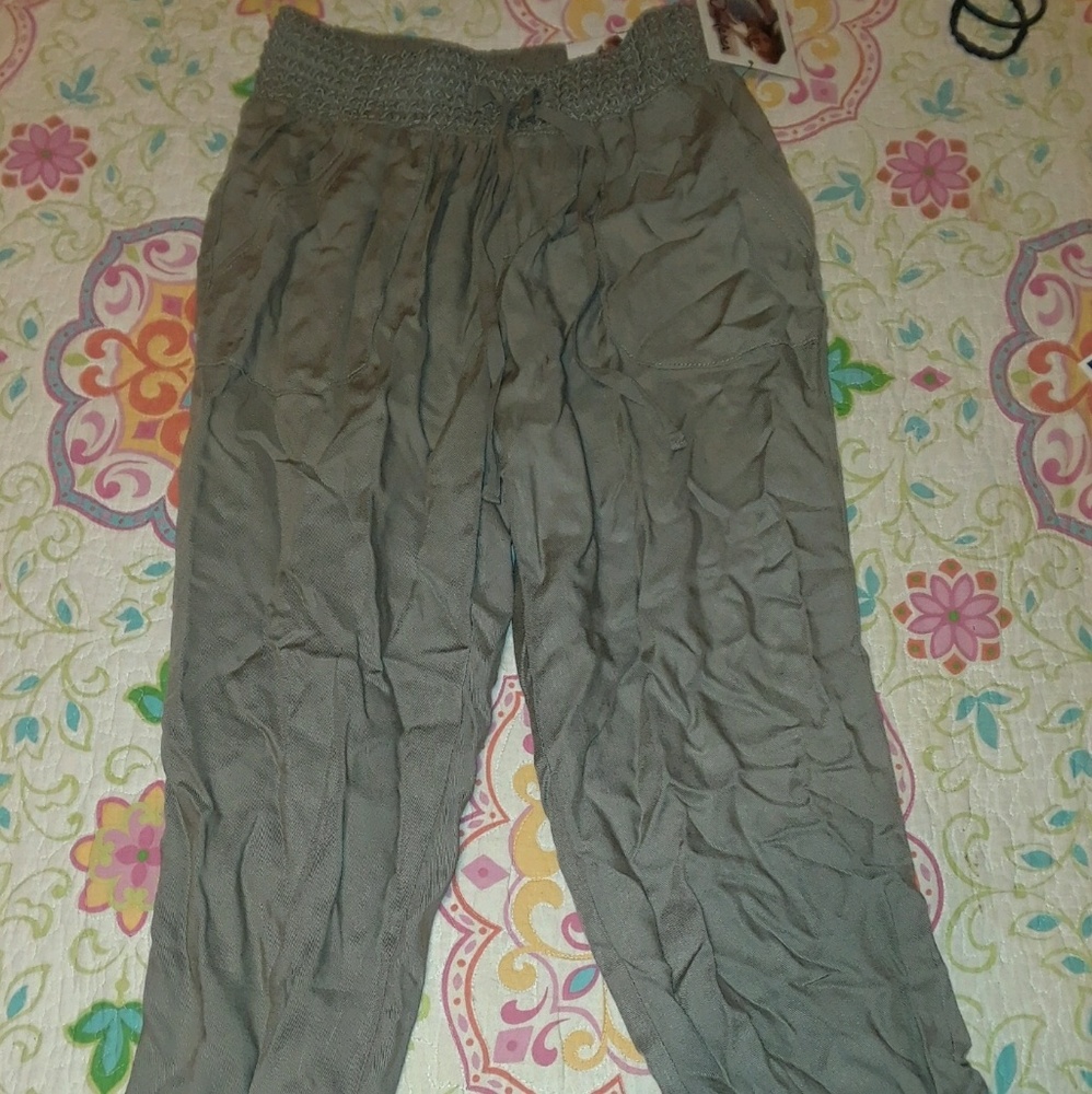 NWT Beach yogi capris with pockets